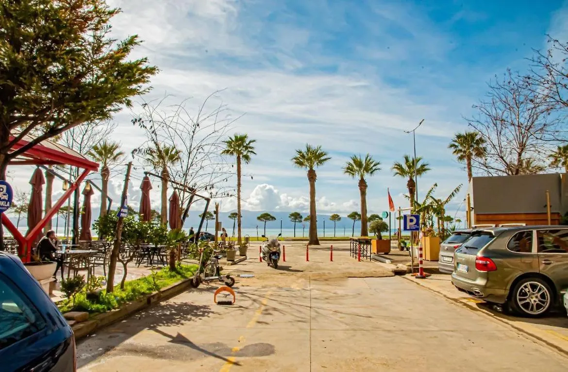 Sea View Apartments Lungomare فلورا
