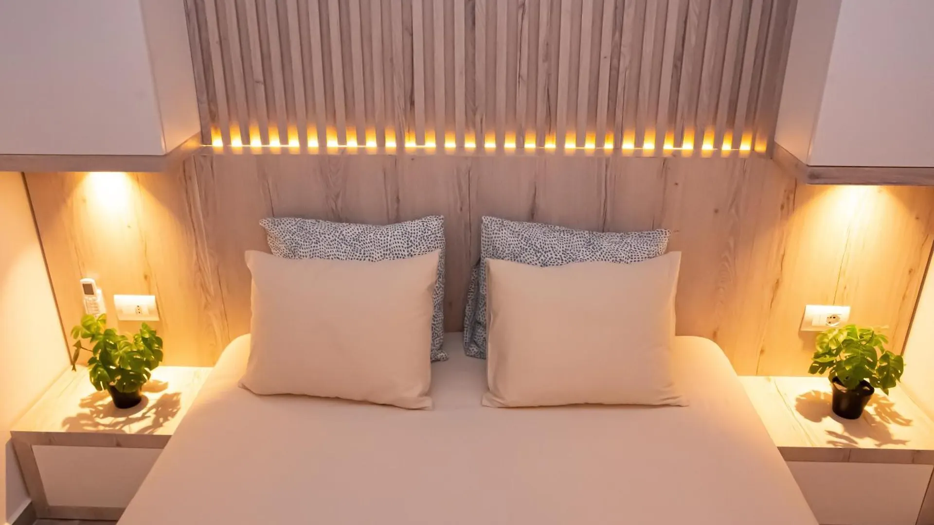 Sea View Apartments Lungomare فلورا